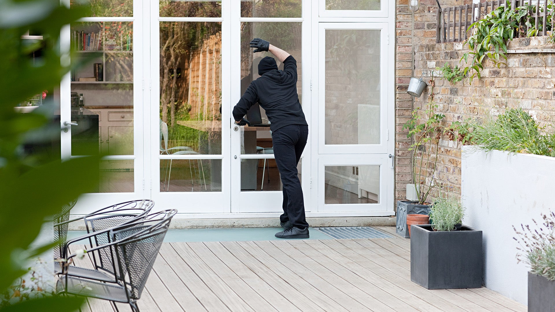 10 Signs Your House Is Being Watched by Robbers